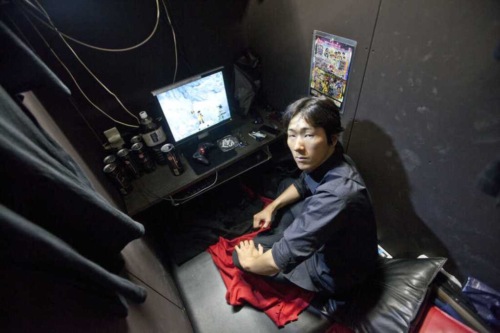 This image describes the cyberhomeless issues facing most Japanese. A term also known as Net runner refugees,